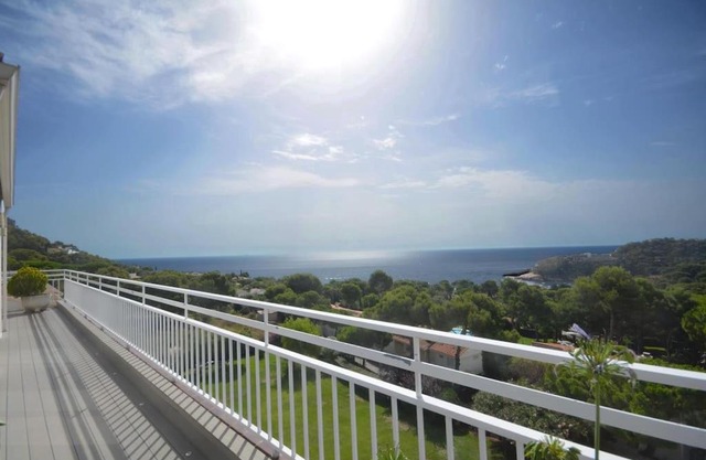 Ático Reformado con Doble Terraza en Residencial