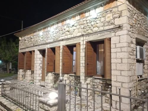 Αρχωντικα στην Τρiχονιδα