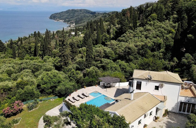 Διώροφη Βίλα με Ιδιωτική Πισίνα BBQ & Playroom θέα στην θάλασσα