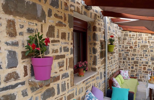 Κατασκευές παραδοσιακό πέτρινο σπίτι νότια Κρήτη.