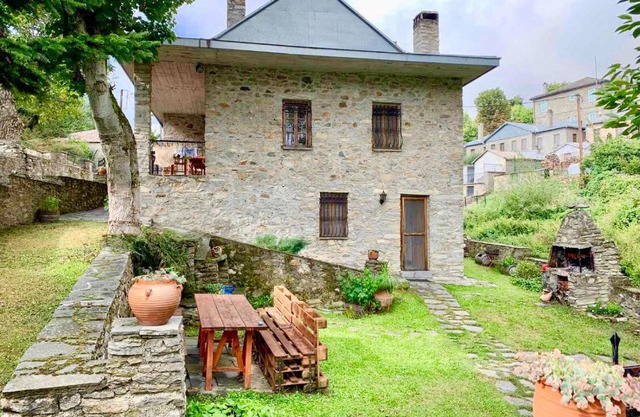 Πέτρινο παραδοσιακό σπίτι "Χιονάτη"