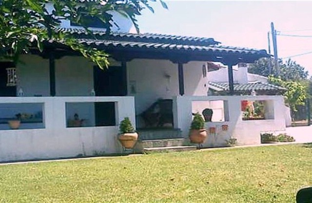 Σπιτι με θεα τη θαλασσα, με πανεμορφο κηπο, δυομισυ ωρες απο Αθηνα.