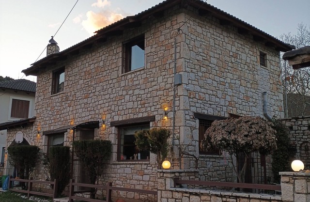 Το Erymanthos country home είναι μια πέτρινη μεζονέτα για στιγμές χαλάρωσης