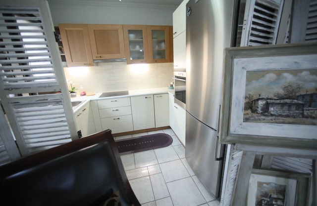 Χαλαρώστε σε αυτόν τον ήρεμο, κομψό χώρο με τζάκι ιδιωτικό παρκινγκ και γραφείο