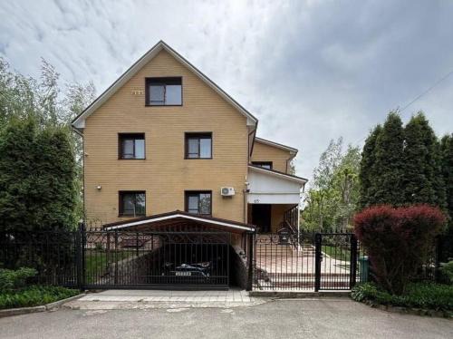 Комфортний будинок для сімейного відпочинку в Ржищеві