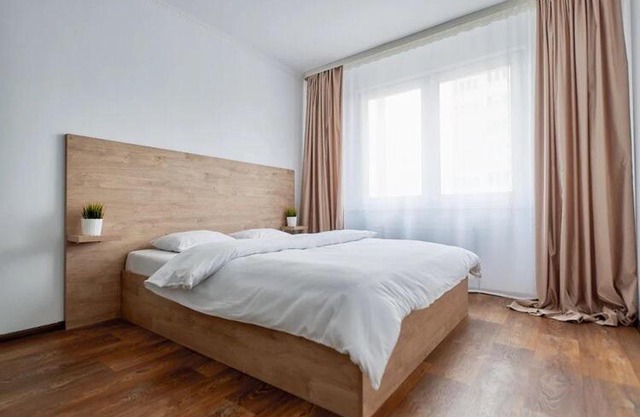 Космонавтов 12