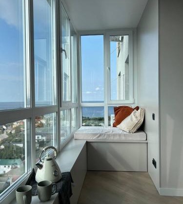 Крута студія в самому центрі Черкас з панорамним видом на Дніпро, світло не вимикають!