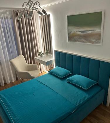 Простора та стильна 2 кімнатна в центрі Черкас на бульварі Шевченко з панорамним видом та СмартТВ! Дві окремі охайні спальні з кондиціонерами,поруч парковка з охороною