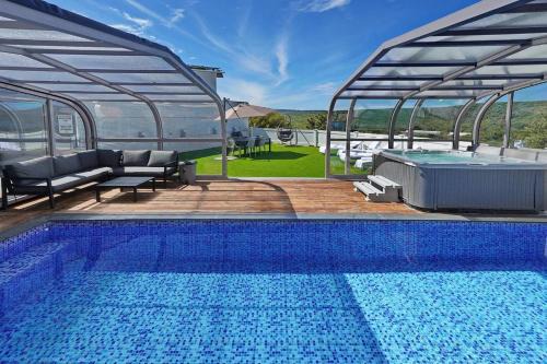 אחוזה על המים - וילה יוקרתית עם בריכה מחוממת וג'קוזי - Luxury 5 Bedroom villa with heated pool and jacuzzi