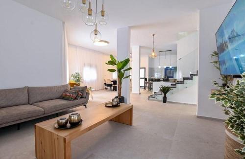 אחוזת סנטוריני - וילה מהממת עם בריכה וג'קוזי בעין יעקב