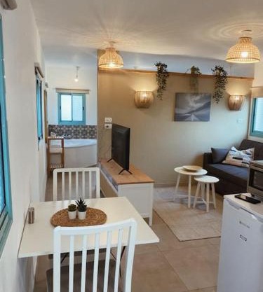 בקתה במטע מושב אליעד