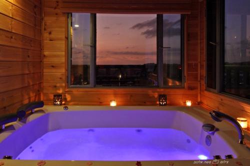 בקתות מול השקיעה