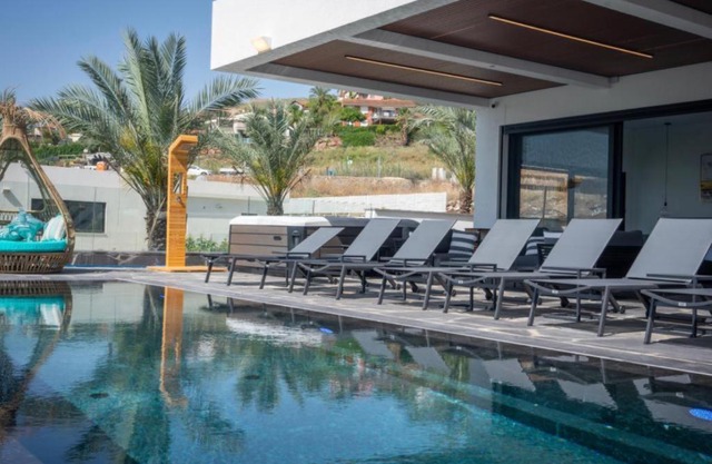 יוקרה על שפת כנרת