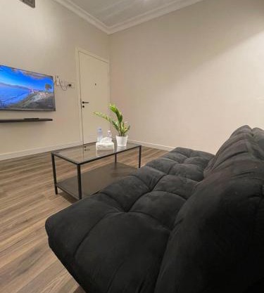 شقة جميلة بدخول ذاتي، بالقرب من الكورنيش والجسر