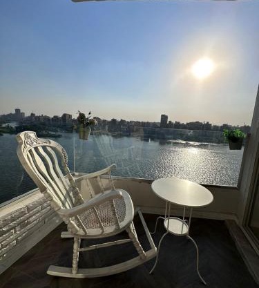 شقه فندقيه عائليه اطلاله على النيل بانوراما