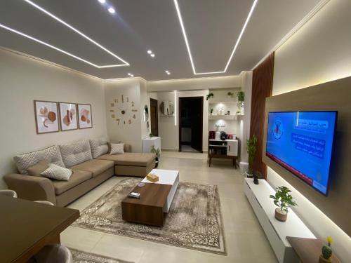 شقه فندقيه لك بالكامل غرفتين في كمباوند راقي بالشيخ زايد