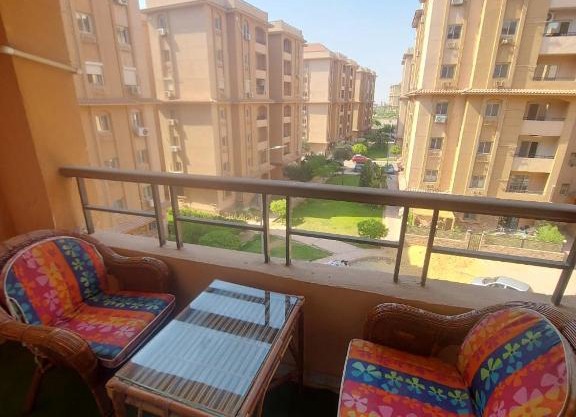 شقه في جاردينيا الماظه تحتوى على ٣غرف مكيفه وريسبشن وحمام ومطبخ وريسبشن وبلكونه بجوار سنتر الماظه وسنتر سيتي ستارز الدور الثالث ولها موقع متميز وبلكونه تطل علي مول الكمبوند