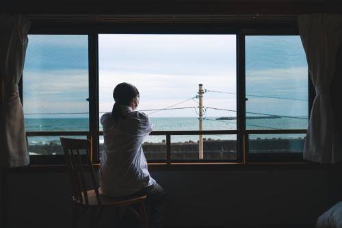 港に停泊する町のフロント moyai 舫