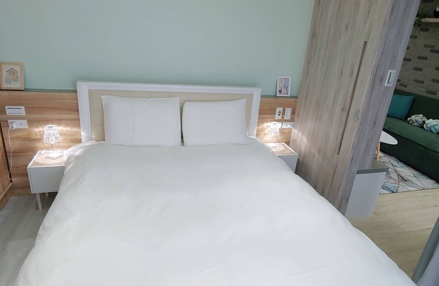 走路3分鐘到海邊玩沙踏浪、海天一色大坑腳踏車步道、觀賞龜山島日出,或者享受著眺望蘭陽平原的悠閒,待在宜蘭吧! 躺著看山看海。