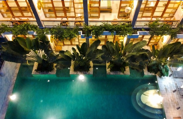 01 Deluxe room With Pool Access and Pool View