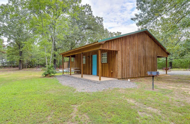 1/2 Mi to Greers Ferry Lake: Quiet Cabin w/Porch