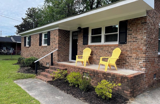 1.2 Miles from ECU Campus just off 10th, Fully equipped 3Bed/2Bath House.