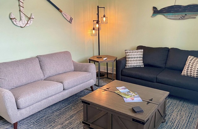 1.5 blks to beach. Pet friendly unit close to cruise terminal/local attractions