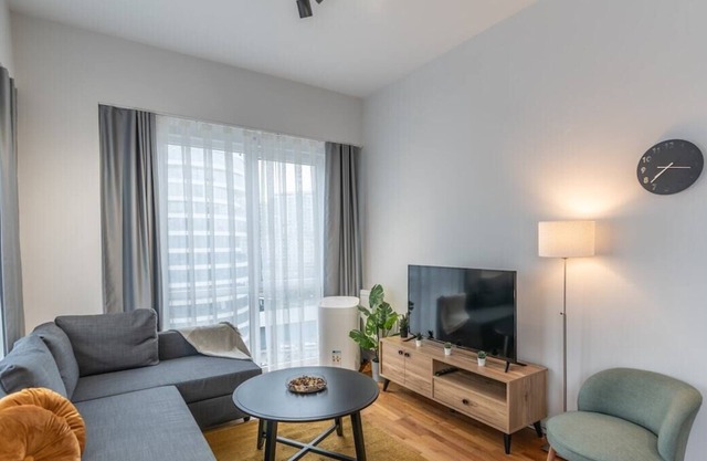 1-Bdr Apt with View /Pool/GYM Near Airport Metro