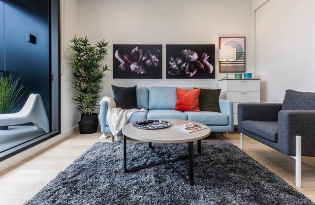 1 Bdrm with AC, Balcony, Pool, Near Shops, PT