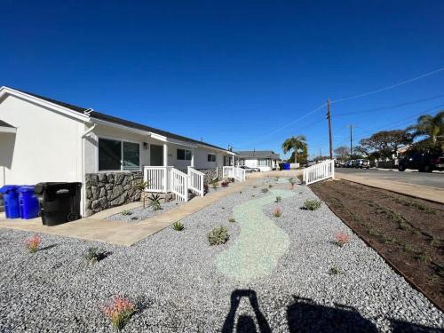 1 Bed 1 bath BIG PRIVATE back yard LOCATION