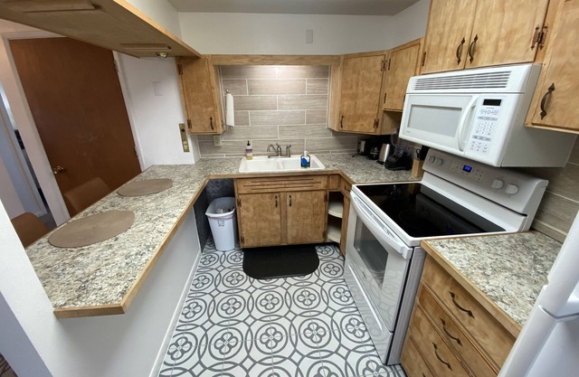 1 bed apt near airport in quiet area