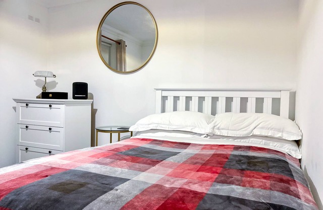 1-Bed Apt, Sleeps 2, 20 min walk to Centre
