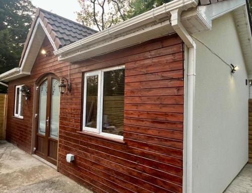 1-Bed Cosy Cottage near Emerald Park - Sleeps 5