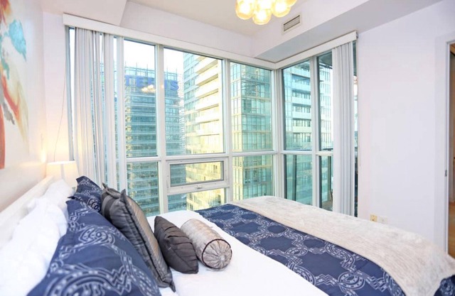 1 Bed + Den Condo w/parking, indoor & outdoor rooftop pool in Downtown Toronto