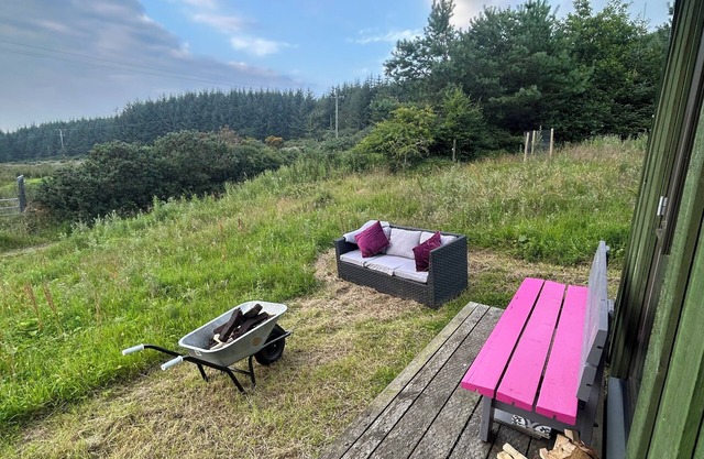 1 bed Eco retreat for couples & singles. Pet friendly. Sauna & outdoor shower.