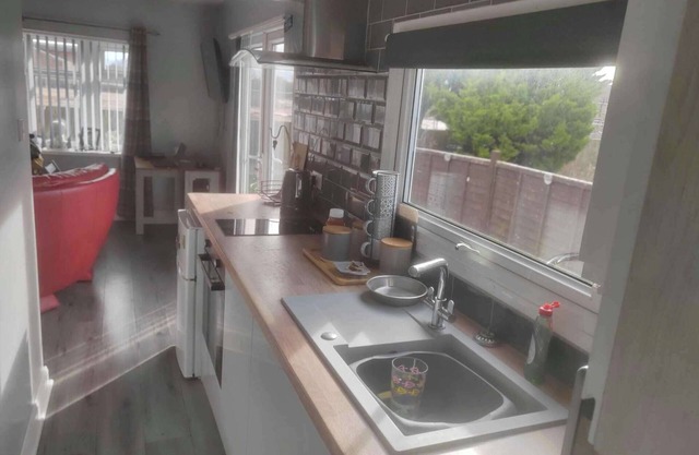 1 bed-Garden-Parking-Pets-10 mins to beach