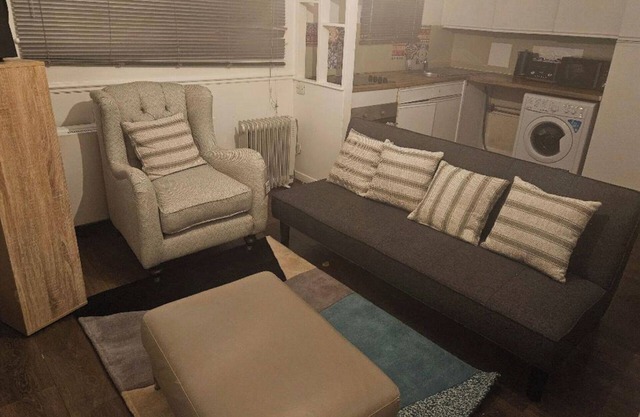 1 Bed House Sleeps 2 -Free Parking -Tv