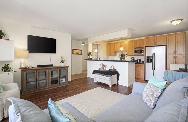 1 BED-Sunny Apt-Denver- Pool, gym, sauna, Walk to dining, shops, hospitals;