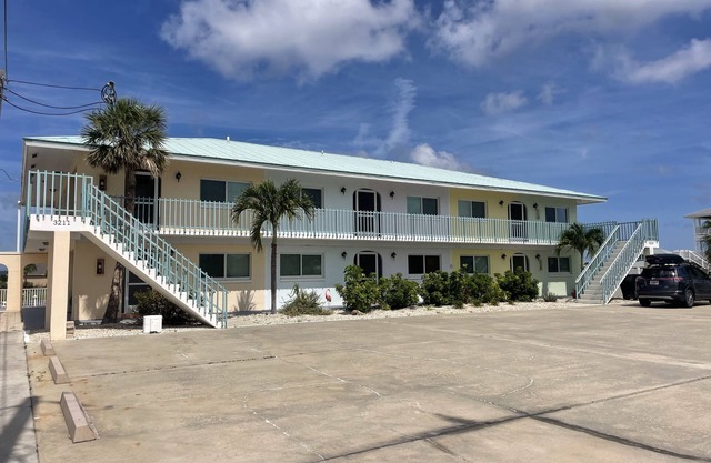 1 bedroom,1 bath condo, Community heated pool and dock