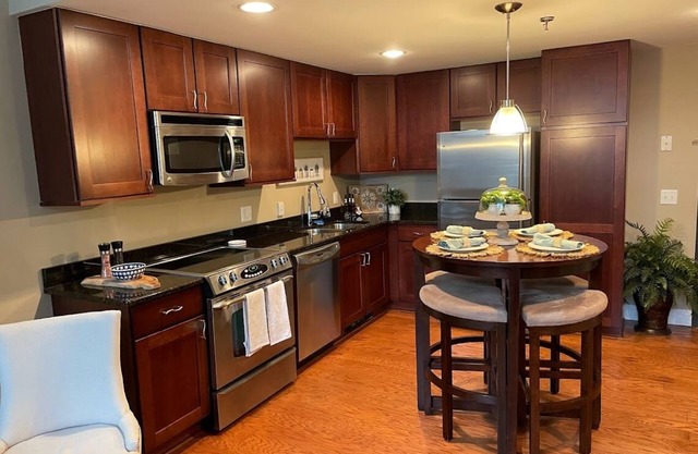 1 bedroom 1 bathroom Apartment in center of beautiful historic Franklin Square