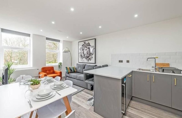1 Bedroom Apt Winkley Square