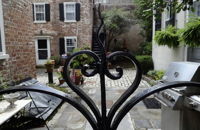 1 Bedroom Cottage in the Old Historic District. Free Street Parking.