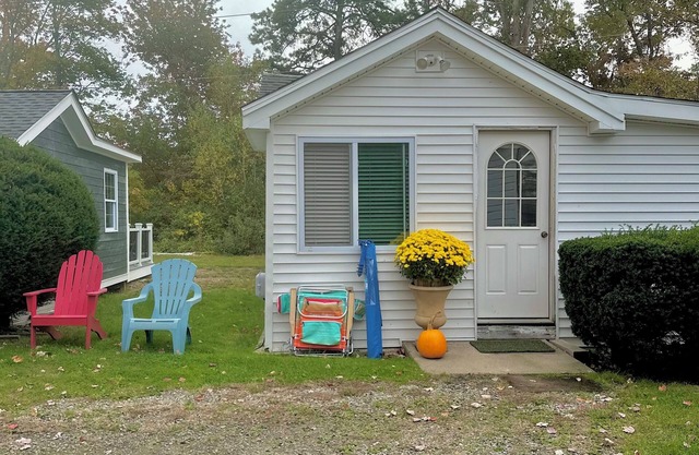 1-bedroom cottage with Grove Beach 🏖️ access.