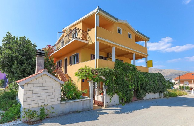 1 bedroom cozy apartment in Okrug Donji