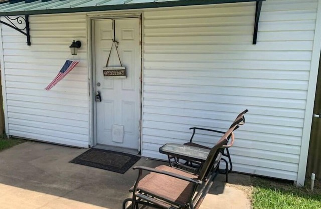 1 bedroom house- personal driveway/yardn