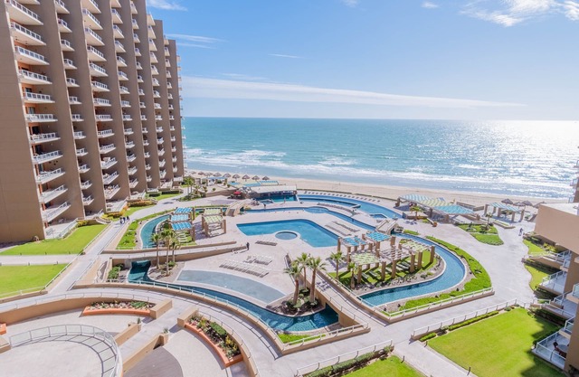 1 bedroom Martini Time Condo with wall bed, sofa bed & amazing beach view!
