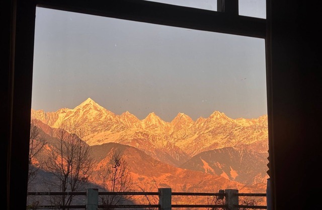 1-bedroom With KING SIZE bed & breakfast in lovely Munsyari with WiFi,