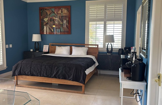 1 Big Private Bedroom + 1 Private Sunroom + 1 Private bathroom: Nothing shared
