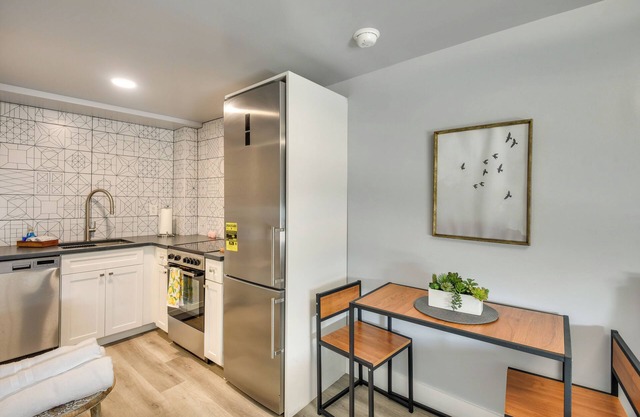 1 Block to Daytona Beach: Modern Studio