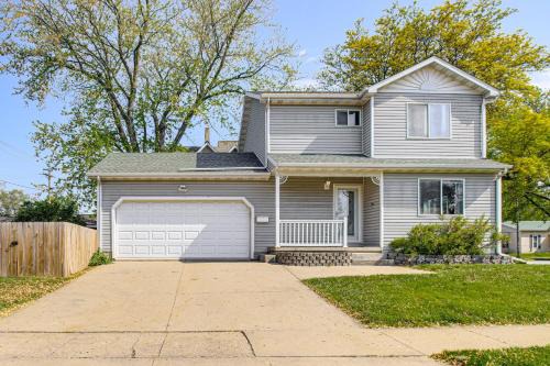 1 Block to Dtwn Oskaloosa Family Home with Deck!